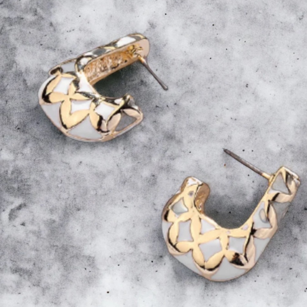 Enamel G shaped earrings